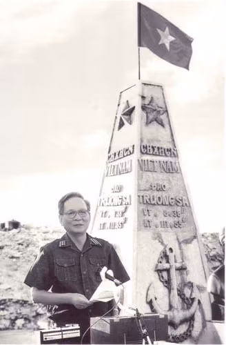 Đại tướng Lê Đức Anh - Bộ trưởng Quốc phòng đọc lời thề bảo vệ biển đảo của Tổ quốc trong lễ kỷ niệm 24 năm ngày truyền thống Quân chủng Hải quân tại đảo Trường Sa Lớn, ngày 7/5/1988.