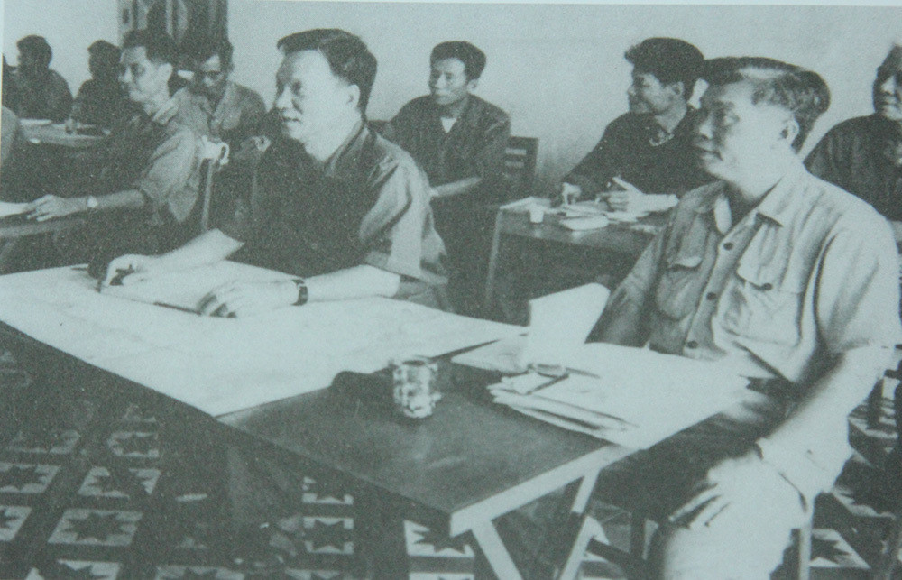 Thượng tướng Lê Đức Anh - Thứ trưởng Bộ Quốc phòng, Trưởng ban lãnh đạo đoàn chuyên gia kiêm Tư lệnh quân tình nguyện Việt Nam tại Campuchia nghe báo cáo tình hình chiến sự và công tác giúp bạn hồi sinh đất nước tại Sở chỉ huy lãnh đạo đoàn chuyên gia ở Phnom Penh, Campuchia, tháng 3/1980.