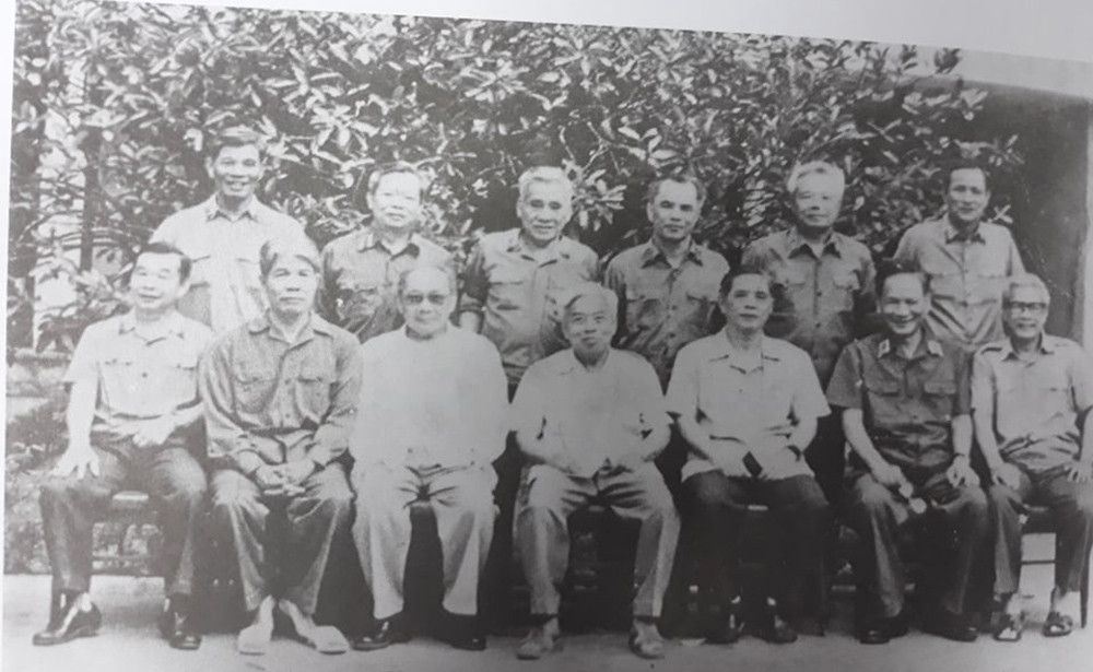 Đại tướng Lê Đức Anh - Phó Bí thư Đảng uỷ Quân sự Trung ương, Bộ trưởng Quốc phòng (ngồi thứ 2 từ phải sang) chụp ảnh lưu niệm cùng các đồng chí trong Đảng uỷ Quân sự Trung ương tại Hà Nội, tháng 8/1987.