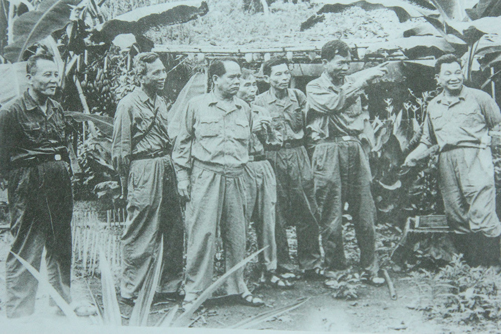 Phó Tư lệnh - Tham mưu trưởng Quân giải phóng miền Nam Lê Đức Anh (người đang giơ tay chỉ) và Phó Chính uỷ miền Lê Văn Tưởng (ngoài cùng bên trái) cùng các đồng chí trong Bộ Tư lệnh miền tại căn cứ Tà Thiết, năm 1971.