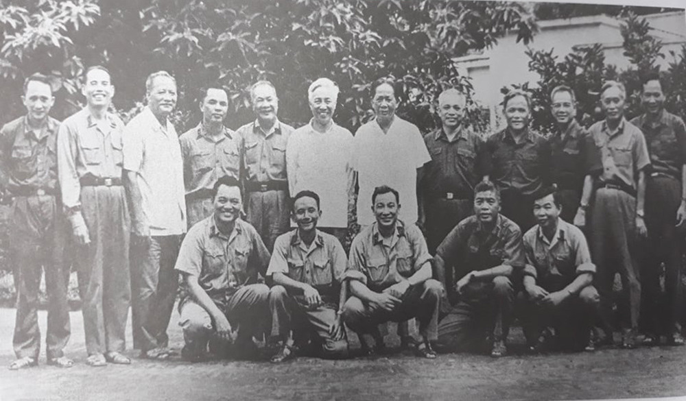 Trung tướng Lê Đức Anh - Tư lệnh Quân khu 9, nguyên Phó Tư lệnh chiến dịch Hồ Chí Minh (ngoài cùng bên phải hàng đứng) - chụp ảnh cùng với các đồng chí Lê Duẩn, Lê Đức Thọ, Văn Tiến Dũng... dự hội nghị tổng kết chiến dịch Hồ Chí Minh tại Đà Lạt, Lâm Đồng, cuối năm 1975.