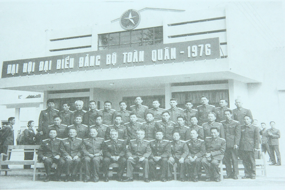 Trung tướng Lê Đức Anh - Tư lệnh Quân khu 9 (ngồi ghế ngoài cùng bên phải) chụp ảnh cùng với Đại tướng Võ Nguyên Giáp, Đại tướng Văn Tiến Dũng và một số đại biểu dự Đại hội đại biểu Đảng bộ quân đội lần thứ 2 tại Hà Nội, năm 1976.