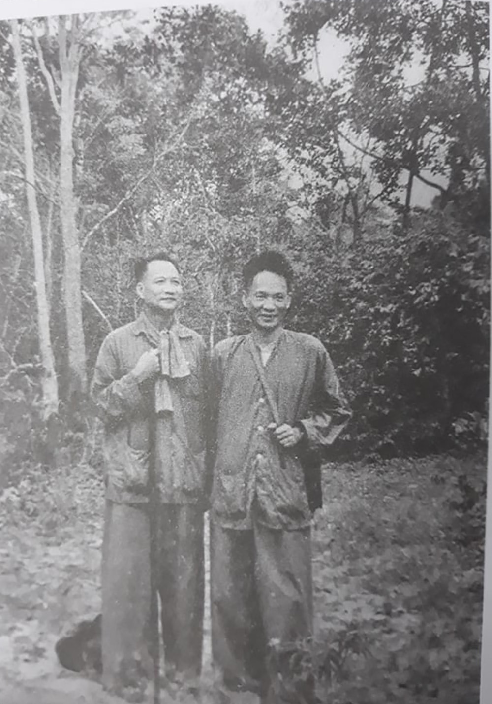 Trung tướng Trần Văn Trà - Tư lệnh Bộ Chỉ huy miền và Tham mưu trưởng Lê Đức Anh trên đường đi công tác tại chiến khu D, năm 1971