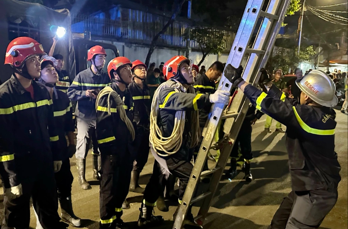 Canh sat TP HCM trang dem cuu nguoi roi ket giua 2 buc tuong