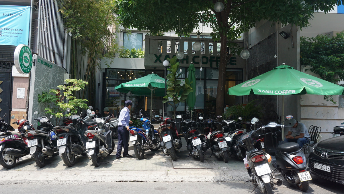 Thậm chí ở nhiều quán cà phê, lượng khách ghé uống còn đông hơn bình thường.