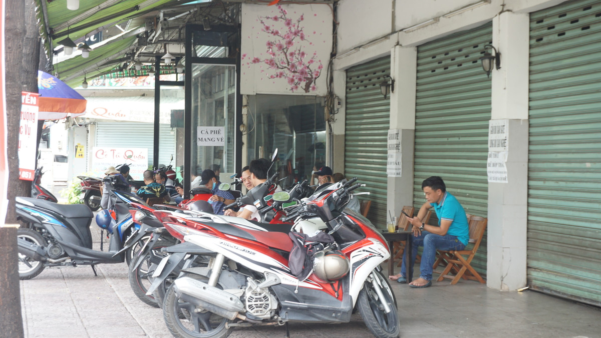 Người dân đã thoải mái ngồi gần nhau tán gẫu mà không phải sợ bị phạt như những ngày trước.