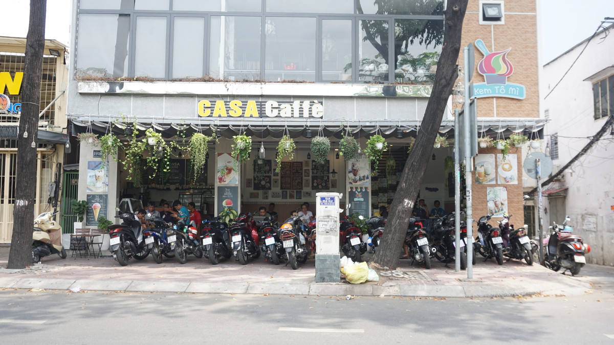 Tại quán Casa Caffe trên đường Trường Sa (quận Tân Bình), lượng khách tới đông nghẹt, thậm chí không còn chỗ ngồi.