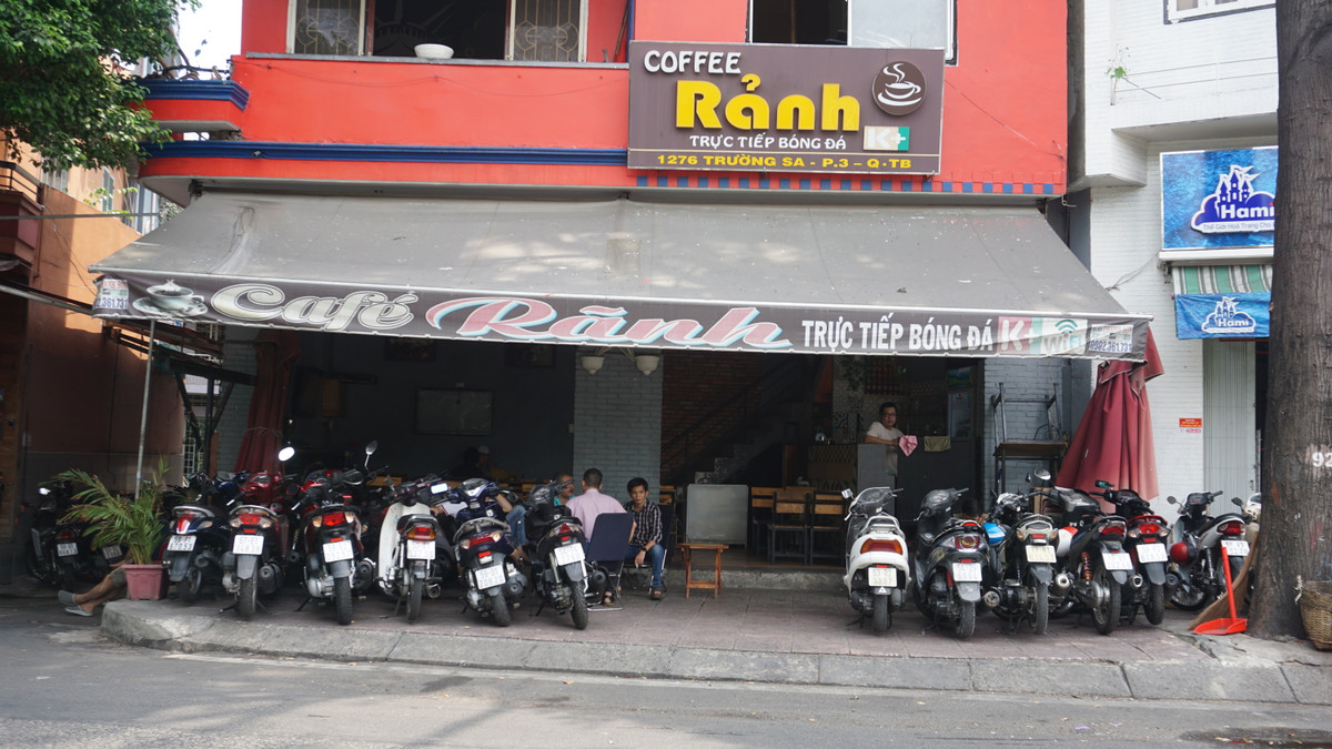 Trao đổi với PV VietnamDaily, một chủ quán cà phê trên đường Trường Sa cho biết: "Ngay sau khi gỡ bỏ lệnh cấm tôi đã cho mở cửa trở lại, nếu tình trạng này kéo dài lâu hơn có lẽ tôi phải sang quán".