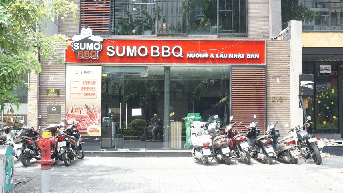 Tại quán Sumo BBQ trên đường Phan Xích Long (quận Phú Nhuận) lượng khách ăn tại chỗ đông hơn ngày thường, bên ngoài xe máy rất nhiều.
