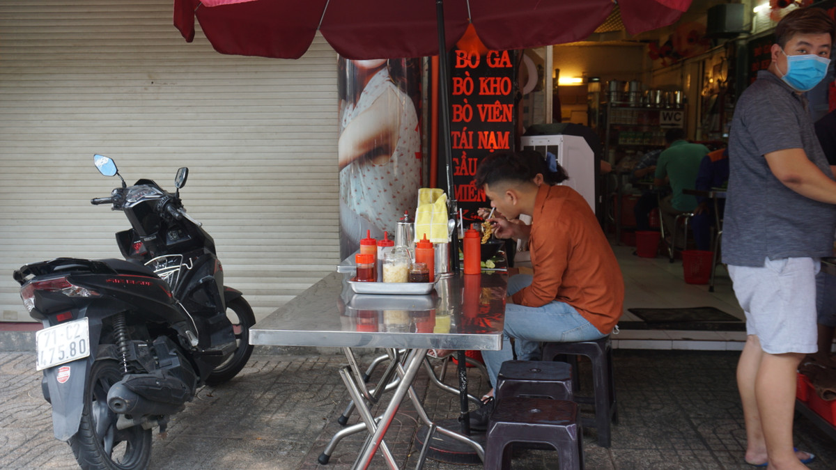 Đang dùng bữa tại một quán phở trên đường Lê Văn Sỹ (quận Tân Bình), anh Long (24 tuổi, ngụ Tân Bình) cho biết: "Bây giờ ra ngoài ăn được ngồi thoải mái, không phải mang về nhà như trước nữa".