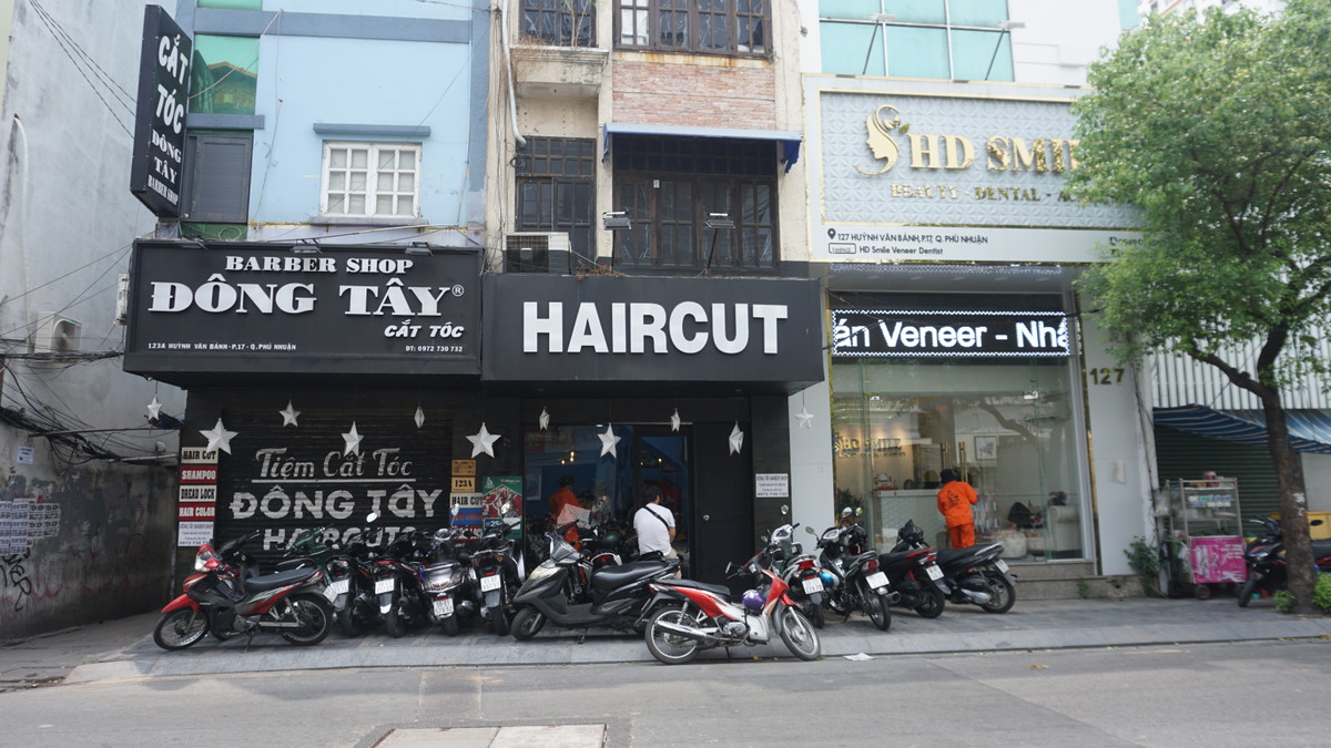 Một số tiệm cắt tóc trong ngày hôm nay cũng đông khách.