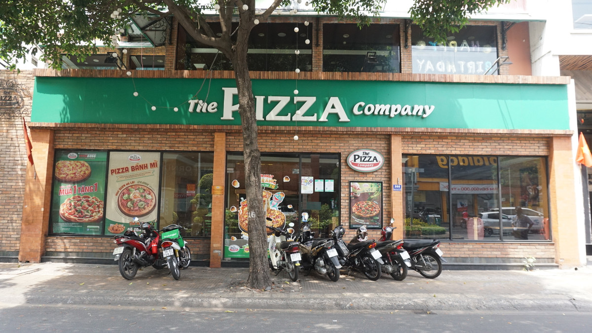Ở tiệm Pizza Company trên đường Phan Xích Long cũng có tình trạng tương tự, người tới ăn bên trong khá đông.