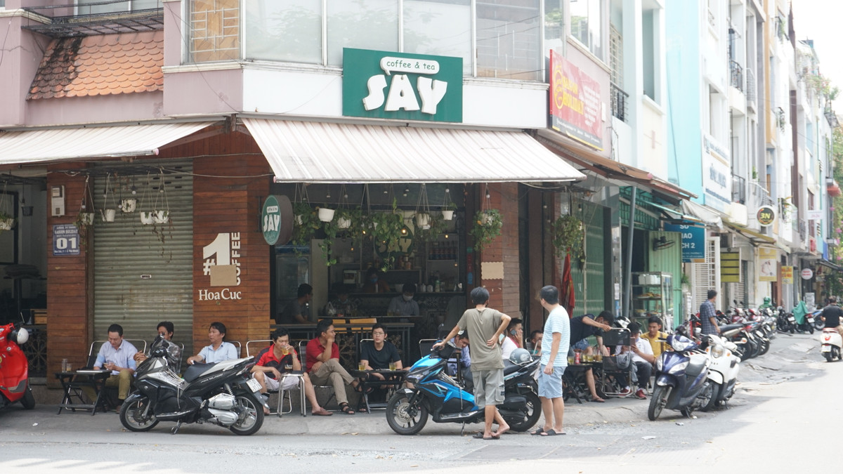 Nhiều quán cà phê cóc, vỉa hè cũng hoạt động trở lại, giải toả cơn "thèm" ra ngoài gặp gỡ bạn bè của người dân thành phố.