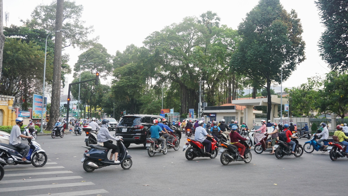 Người ra đường đa số đeo khẩu trang.