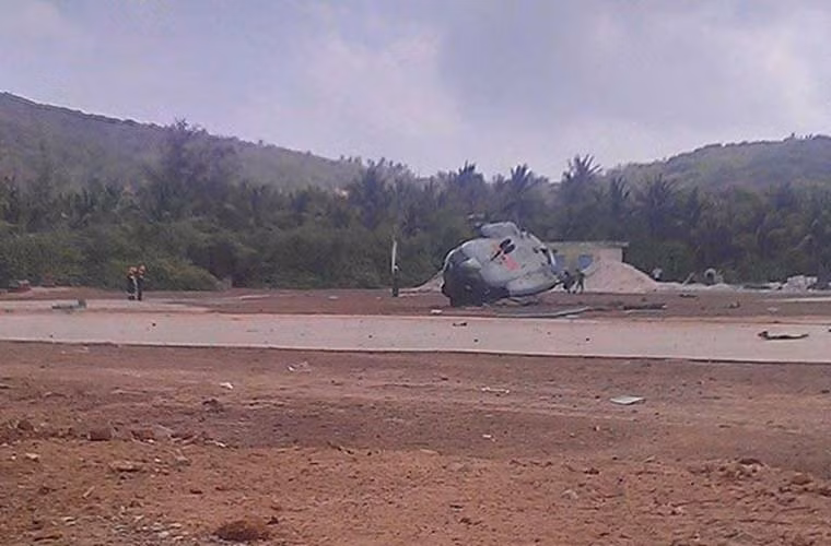 Theo các nguồn tin, vụ tai nạn đã khiến chiếc trực thăng hư hỏng rất nặng, phần thân máy bay bị lật ngửa bụng… Ảnh: Tri thức Trực tuyến