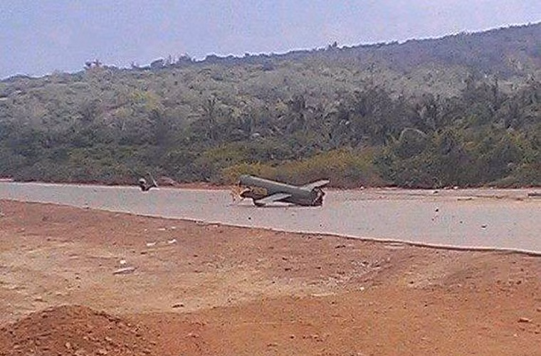 …trong khi phần đuôi bị đứt lìa, văng ra xa khỏi thân máy bay. Ảnh: Tri thức Trực tuyến