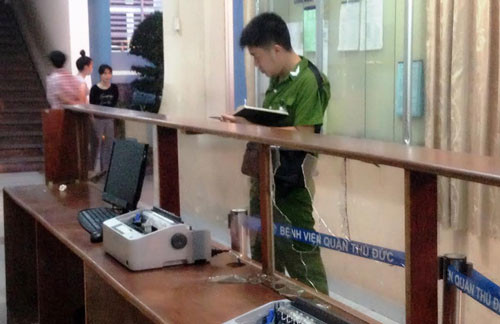 Hon chien trong benh vien, bác sĩ, bẹnh nhan chạy tán loạn-Hinh-2