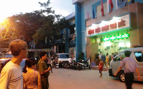 Hon chien trong benh vien, bác sĩ, bẹnh nhan chạy tán loạn