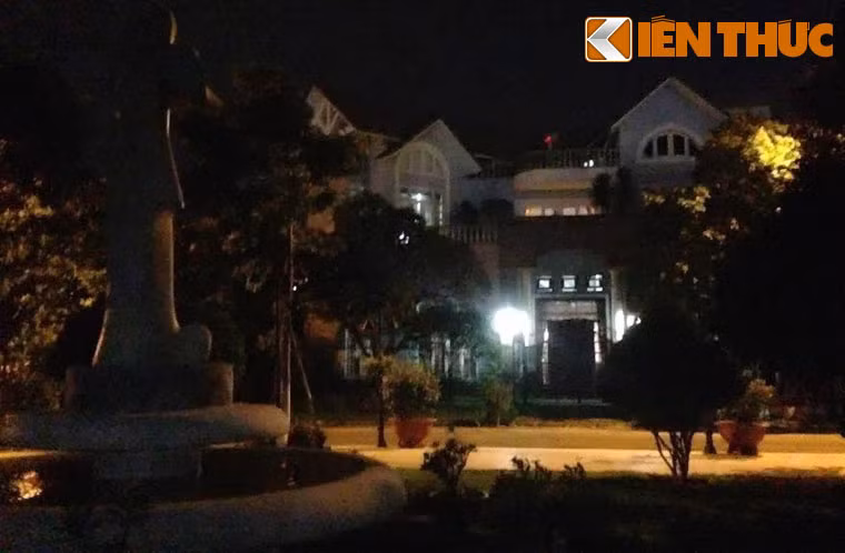 Khu biệt thự của gia đình nguyên Tổng giám đốc DongA Bank lung linh dưới ánh đèn đêm.