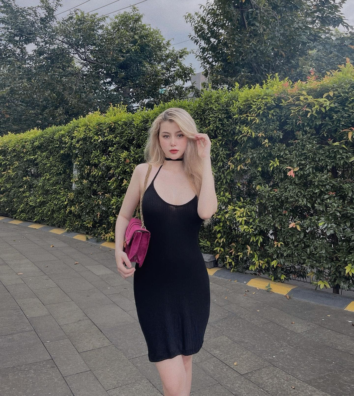 Kể cả khi mang bầu 8 tháng, Sunna vẫn không ngần ngại diện trang phục gợi cảm, khoe đường cong vốn có của mình. Ảnh: FBNV