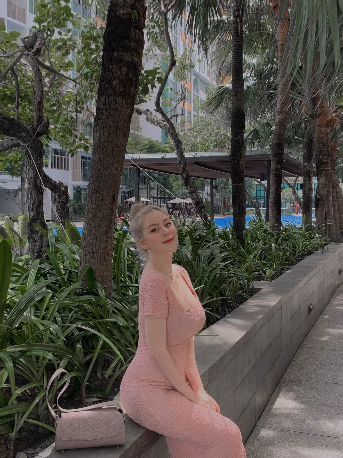 Cô được nhận xét là sở hữu vẻ đẹp "lệch chuẩn" với vóc dáng phổng phao, mũm mĩm.