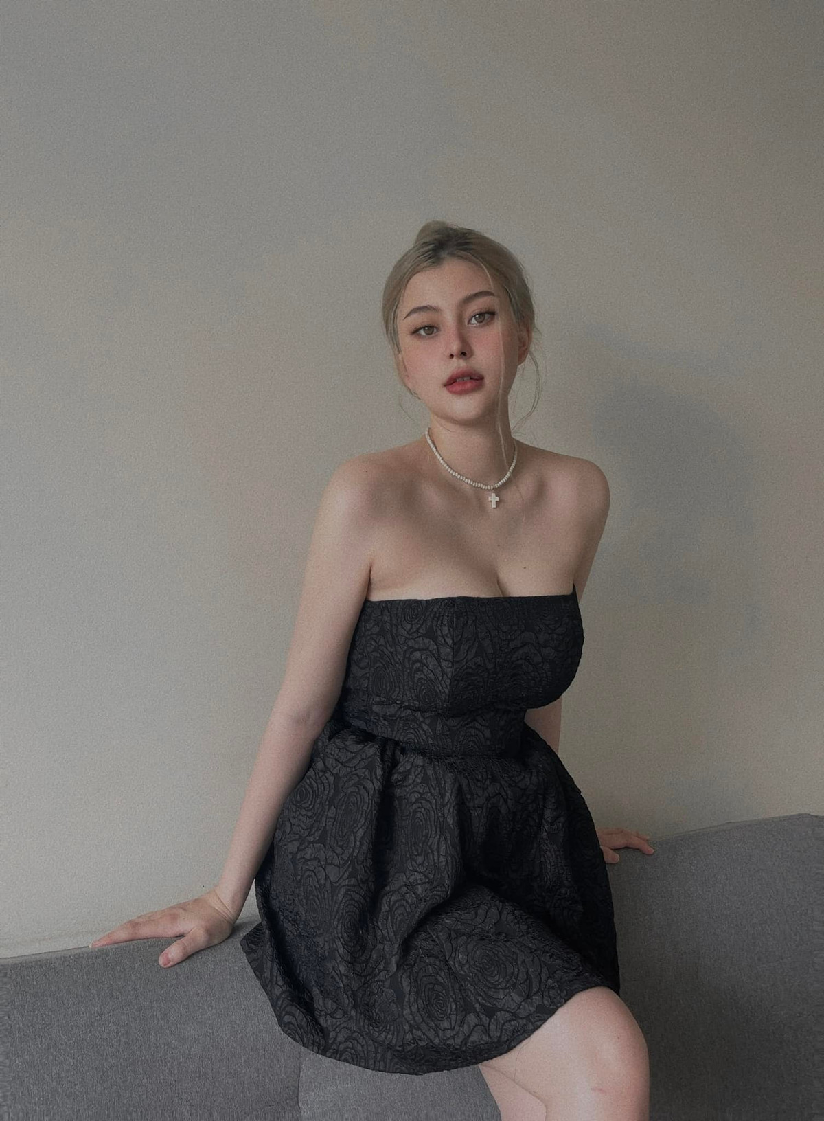 Người đẹp sinh năm 2002 có gương mặt xinh đẹp với đường nét pha trộn phương Tây - phương Đông hài hòa.