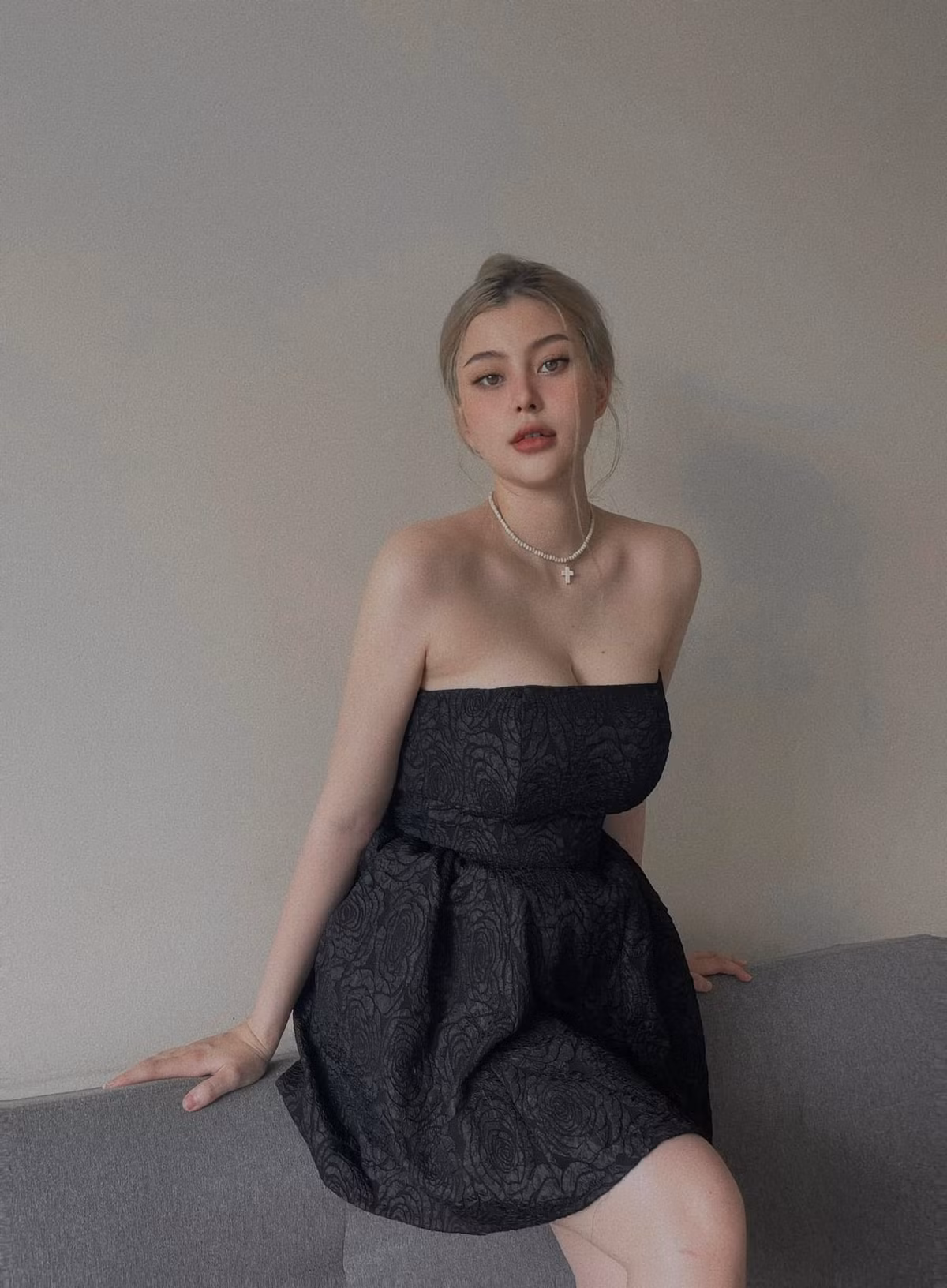 Người đẹp sinh năm 2002 có gương mặt xinh đẹp với đường nét pha trộn phương Tây - phương Đông hài hòa.