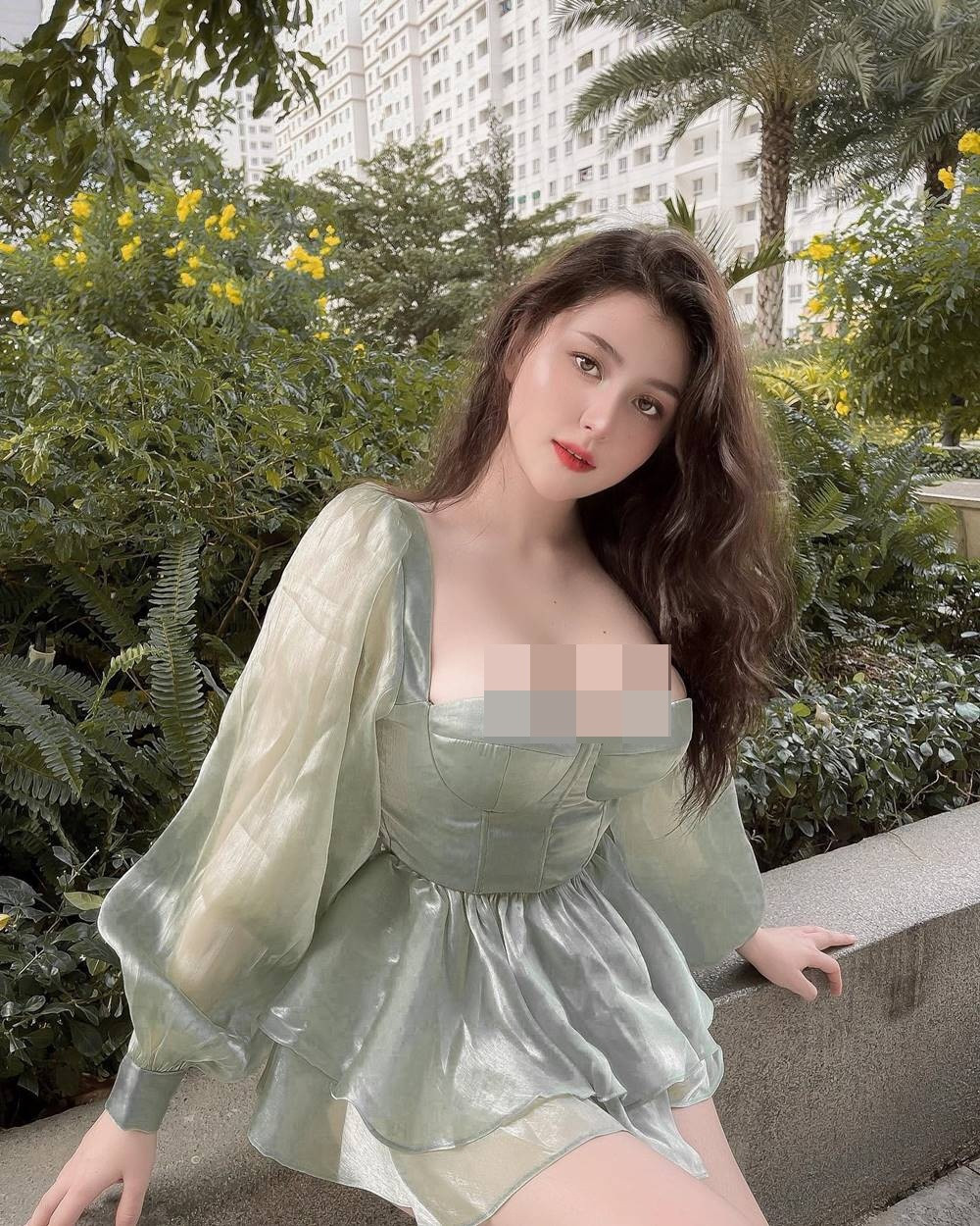 Hình ảnh mới được Sunna đăng tải trên trang cá nhân. Có người bình luận chê bai "body chảy xệ" sau đó đã bị số khác vào phản ứng vì thiếu tinh tế.