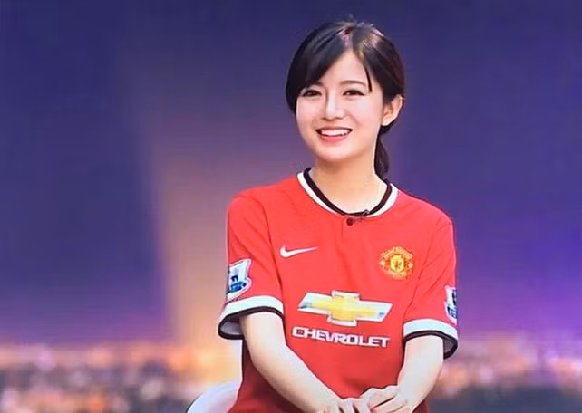 Vào năm 2015, Tú Linh càng gây chú ý hơn khi được mời bình luận trận đấu của Manchester United và Manchester City, đây cũng là thời điểm “hot girl M.U” bén duyên với nghề truyền hình.