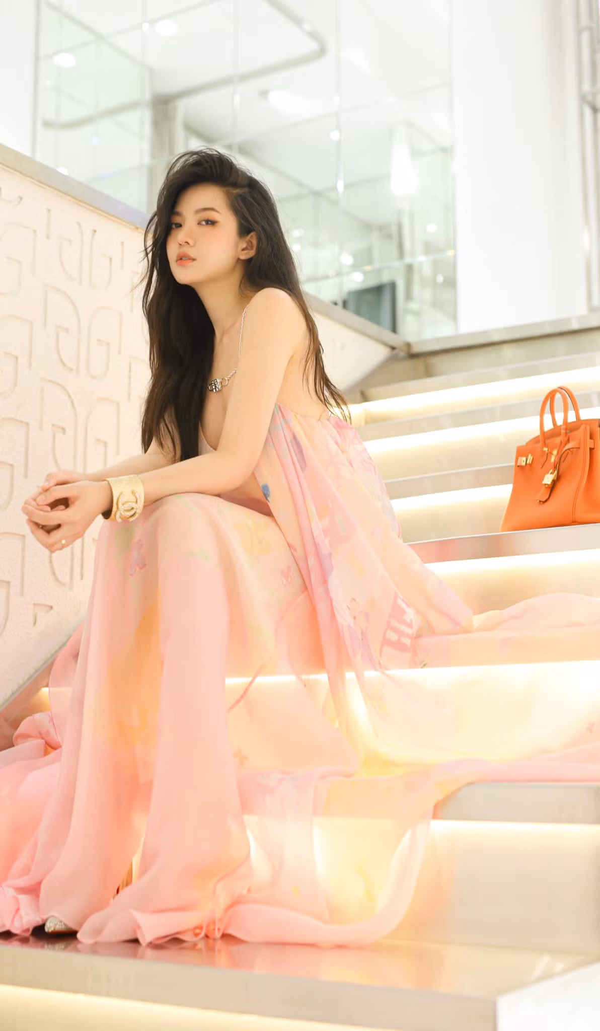 Trên trang cá nhân cô nàng rất chăm chỉ chụp ảnh nghệ thuật, để lộ sắc vóc thăng hạng hơn hẳn so với thời mới nổi tiếng.