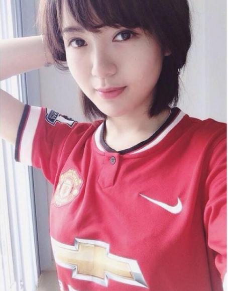 “ Hot girl M.U” Tú Linh từng nồi đình đám trên MXH cách đây hơn 10 năm nhờ những bức ảnh cô chụp tại bảo tàng Louvre, Pháp.