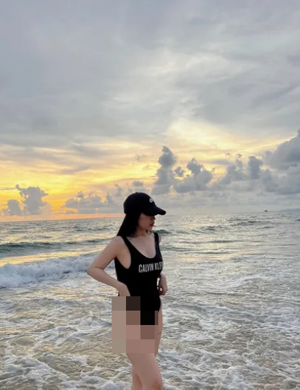 Điều đáng nói là dù mới sinh con chưa được bao lâu nhưng Joyce Phạm đã sớm lấy lại phong độ nhan sắc với body vừa thon gọn, vừa nảy nở không kém gì thời son rỗi.