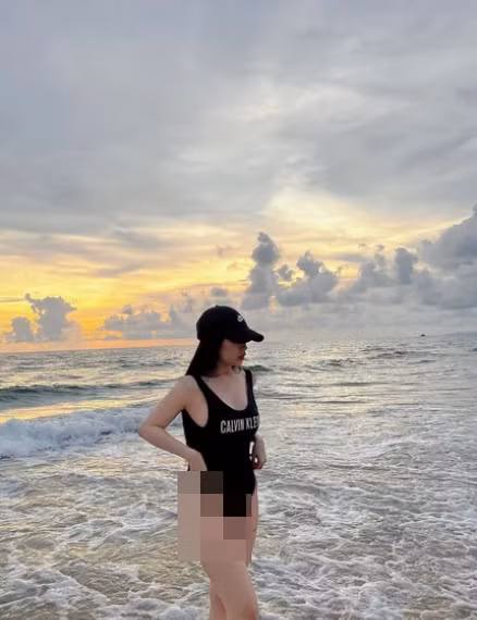 Điều đáng nói là dù mới sinh con chưa được bao lâu nhưng Joyce Phạm đã sớm lấy lại phong độ nhan sắc với body vừa thon gọn, vừa nảy nở không kém gì thời son rỗi.