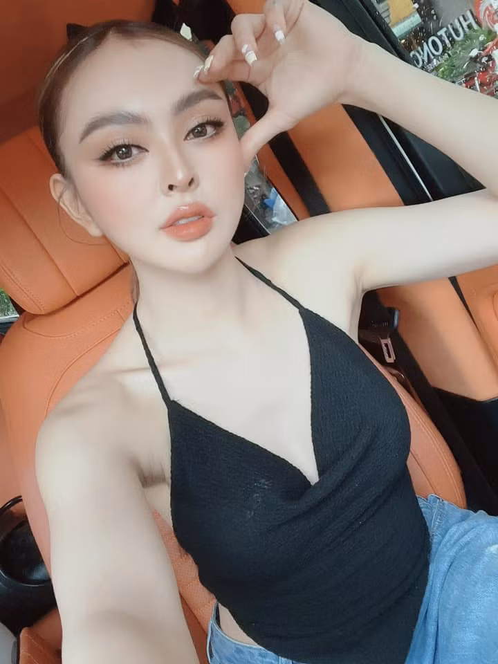 Nhờ sở hữu ngoại hình xinh đẹp cùng những livestream quảng cáo bán hàng nên trang cá nhân của Trang Nemo có lượng người tương tác khủng.