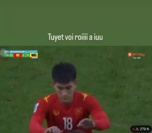 Cụ thể, bạn gái Nhâm Mạnh Dũng đã đăng tải clip nam cầu thủ ăn mừng chiến thắng cùng đồng đội và ban HLV. Đính kèm, nàng WAGs nhắn nhủ lời ngọt lịm đến chàng tiền đạo: "Tuyệt vời rồi anh iu".