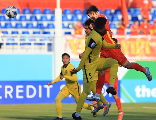 Nham Manh Dung ghi ban, ban gai hot girl nhan loi yeu cuc ngot