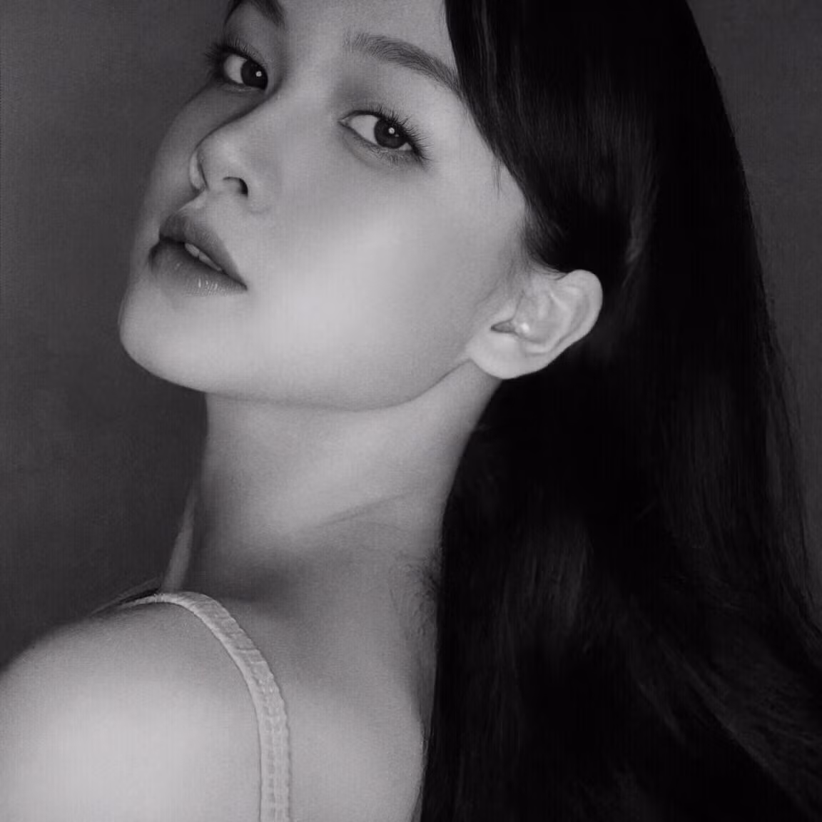 Được biết, Quế Linh và Nhâm Mạnh Dũng bằng tuổi nhau. Cô hiện đang học khoa Giáo dục tiểu học chất lượng cao tại trường Đại học Thủ đô Hà Nội.