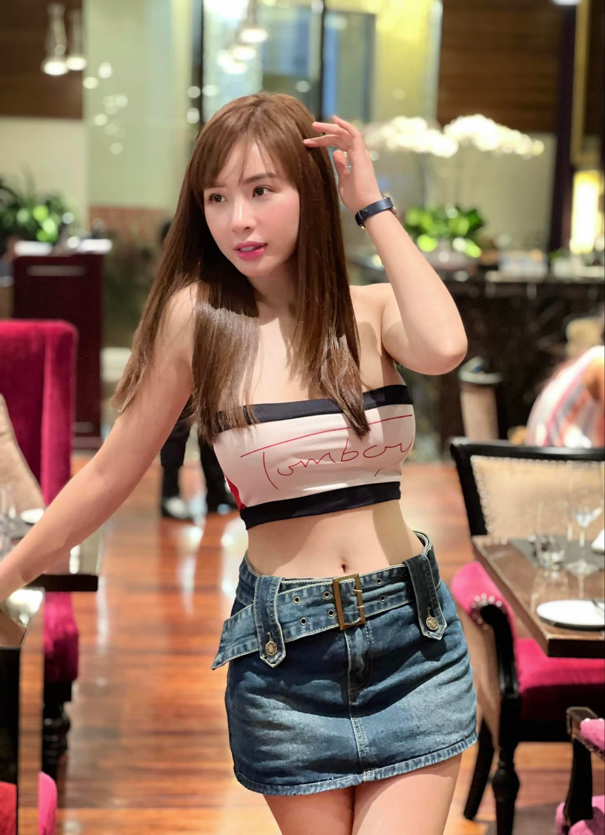 Ngoài làm mũi, cằm, định kỳ tiêm chống lão hóa, truyền trắng, cô còn phẫu thuật nâng ngực.