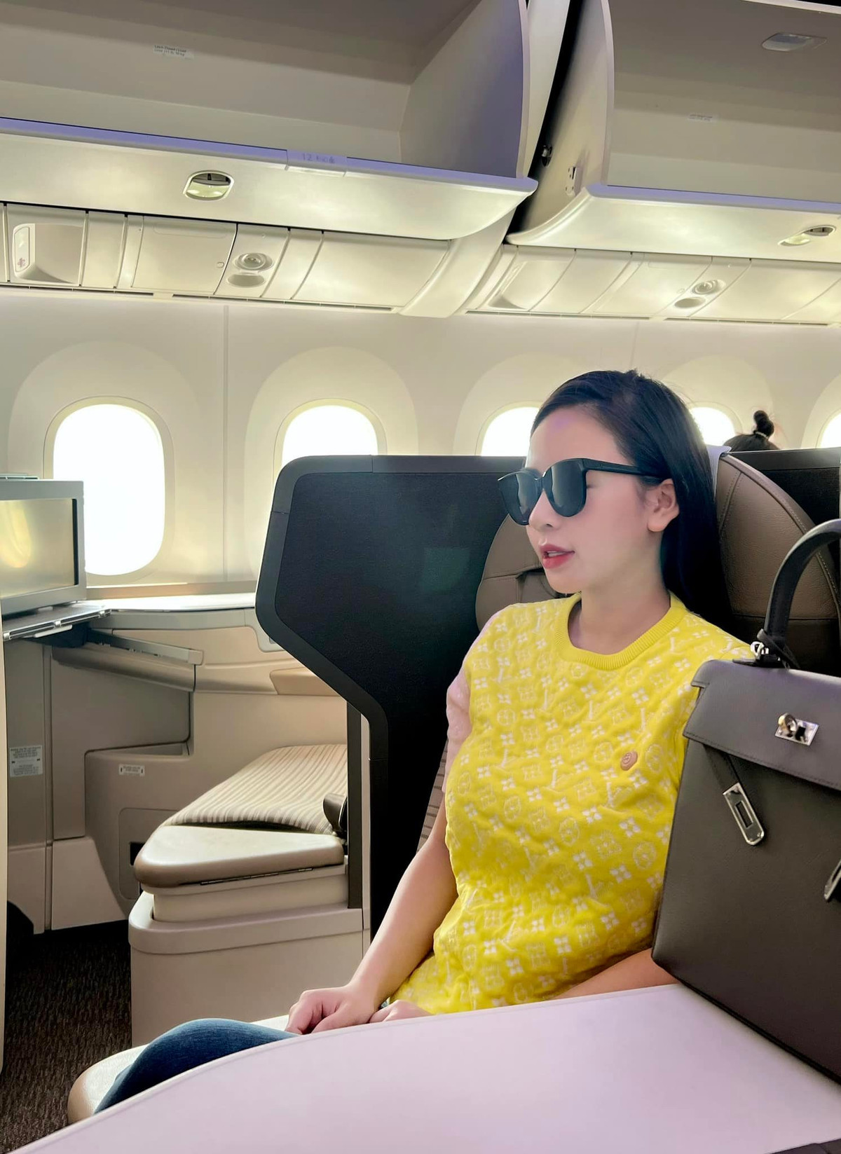 Cô còn có thú chơi hàng hiệu xa xỉ, khi sở hữu nhiều chiếc túi Hermès có giá đắt đỏ.