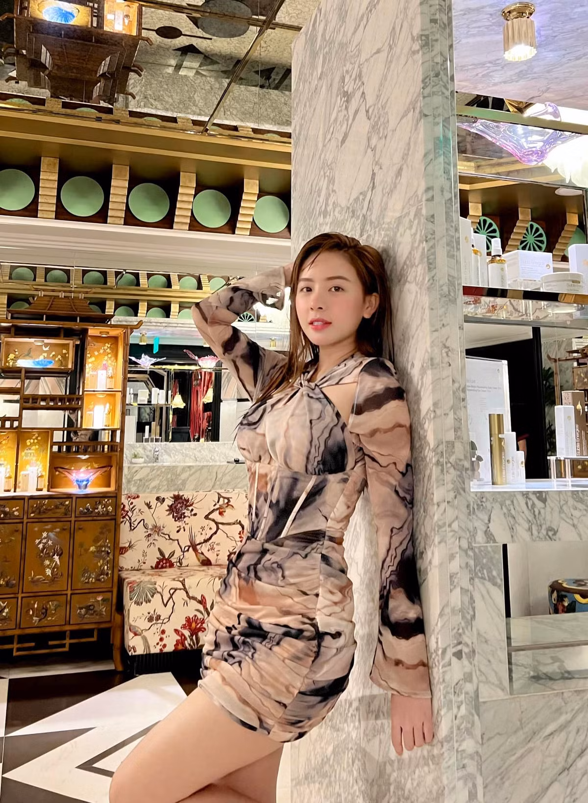 Để có nhan sắc xinh đẹp cùng vóc dáng gợi như hiện tại, Phương Bora không ngần ngại thừa nhận chuyện "dao kéo"