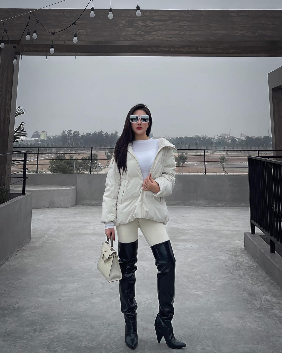 Cô tự nhận bản thân không có thân hình nổi trội nhưng vì biết cách mặc đồ, tạo dáng nên những shoot hình đăng trên trang cá nhân thu hút hơn.