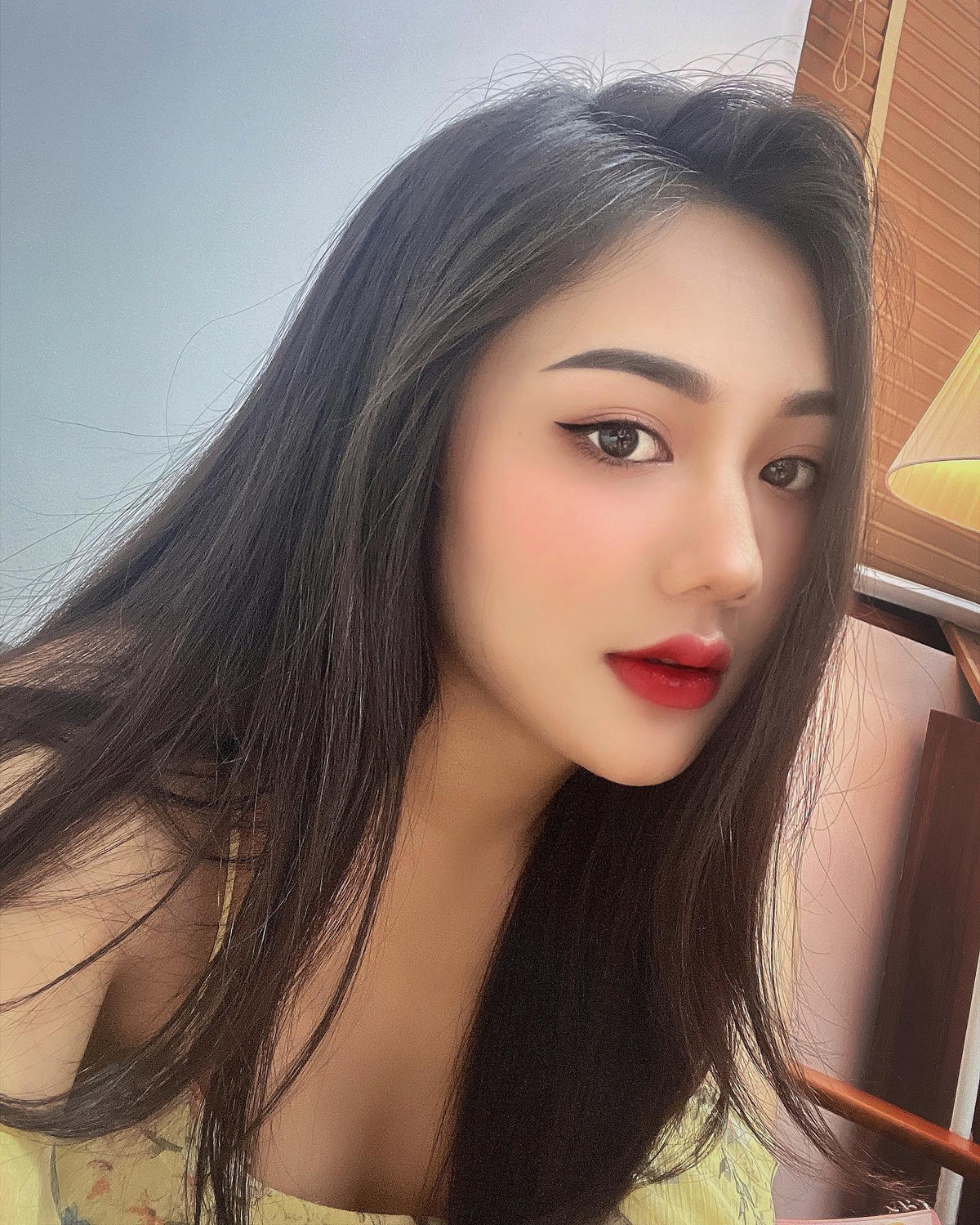 Cô thường xuyên chọn mặc áo yếm, áo 2 dây hay áo quây... những món đồ thời trang quen thuộc của thế hệ gen Z thường lăng xê.