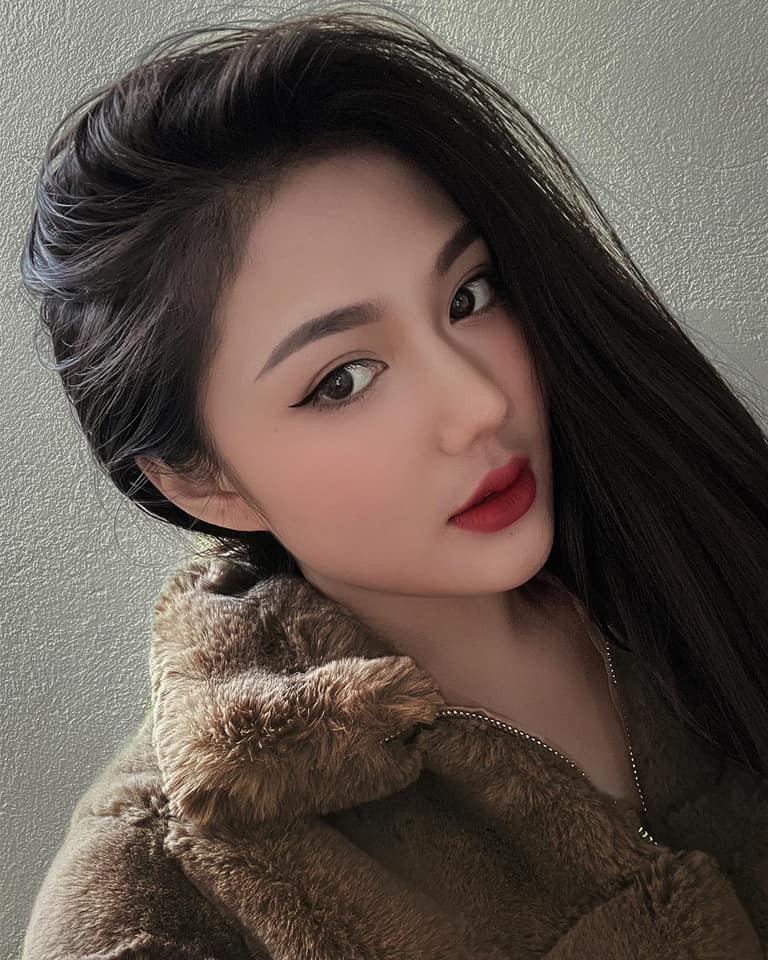 Gái xinh sinh năm 2002 được coi như thế hệ tiếp nối "thiên thần áo dài trắng" Võ Ngọc Trân bởi sắc vóc nổi trội khi còn ngồi trên ghế nhà trường.