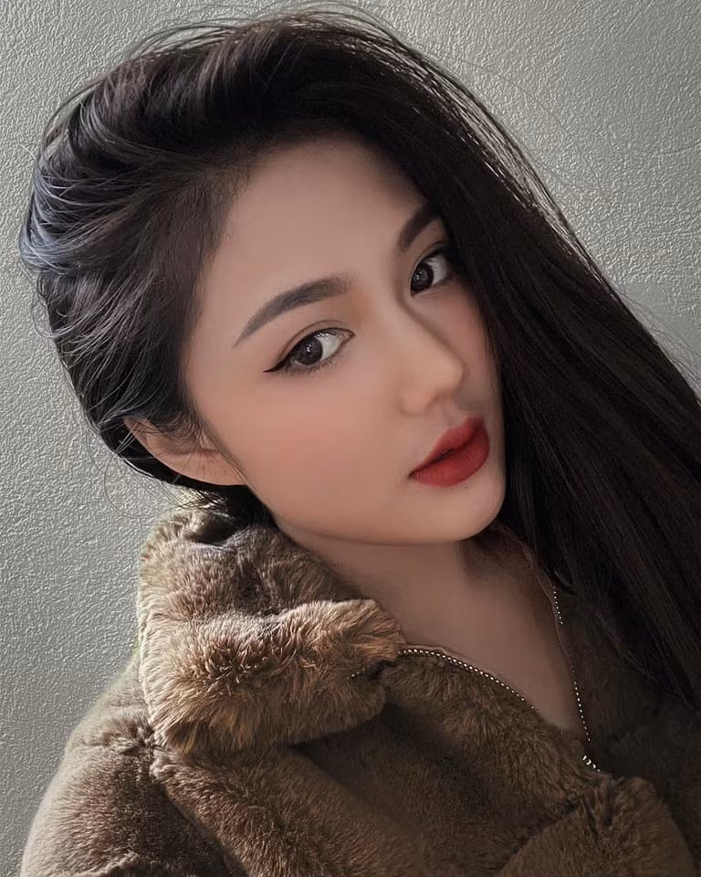 Gái xinh sinh năm 2002 được coi như thế hệ tiếp nối "thiên thần áo dài trắng" Võ Ngọc Trân bởi sắc vóc nổi trội khi còn ngồi trên ghế nhà trường.