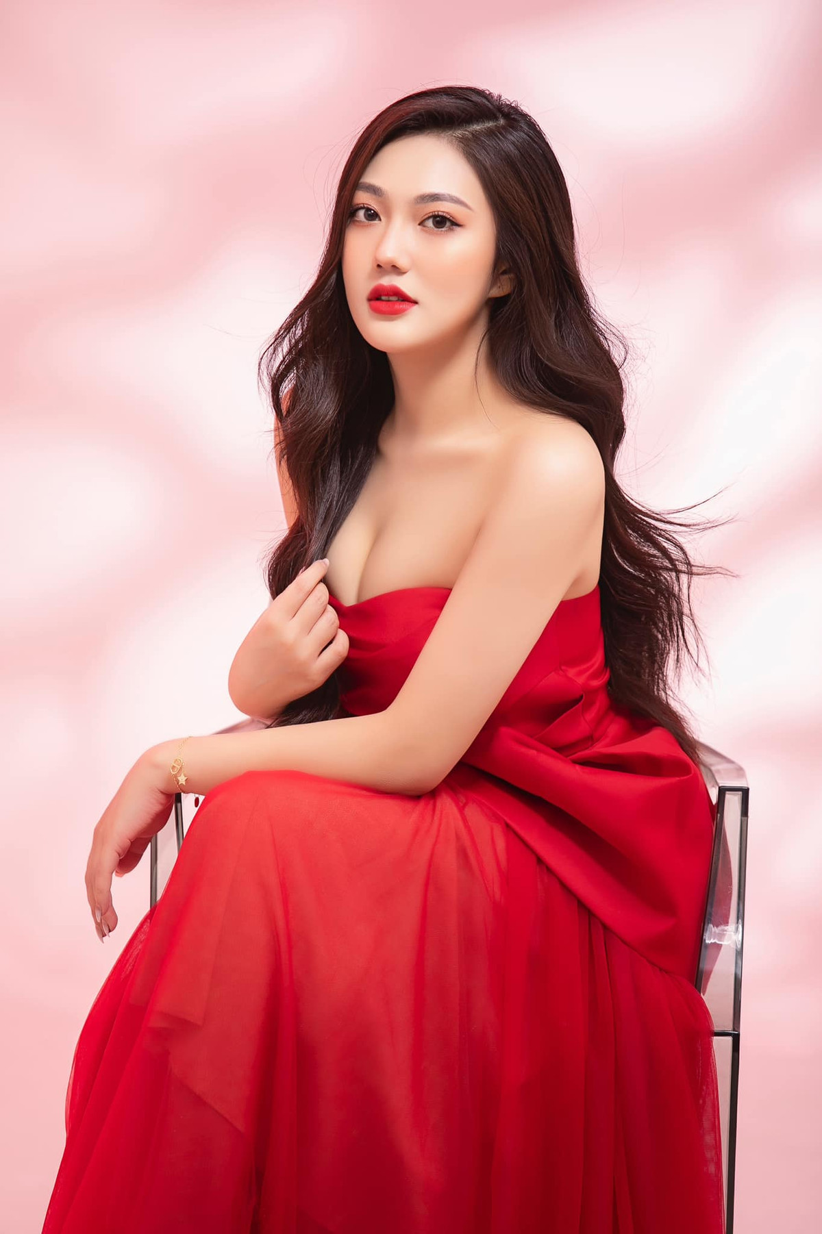 Mới đây hot girl Triệu Vy gây chú ý khi đăng tải một số hình ảnh khoe vóc dáng gợi cảm với chiếc đầm dạ hội màu đỏ.