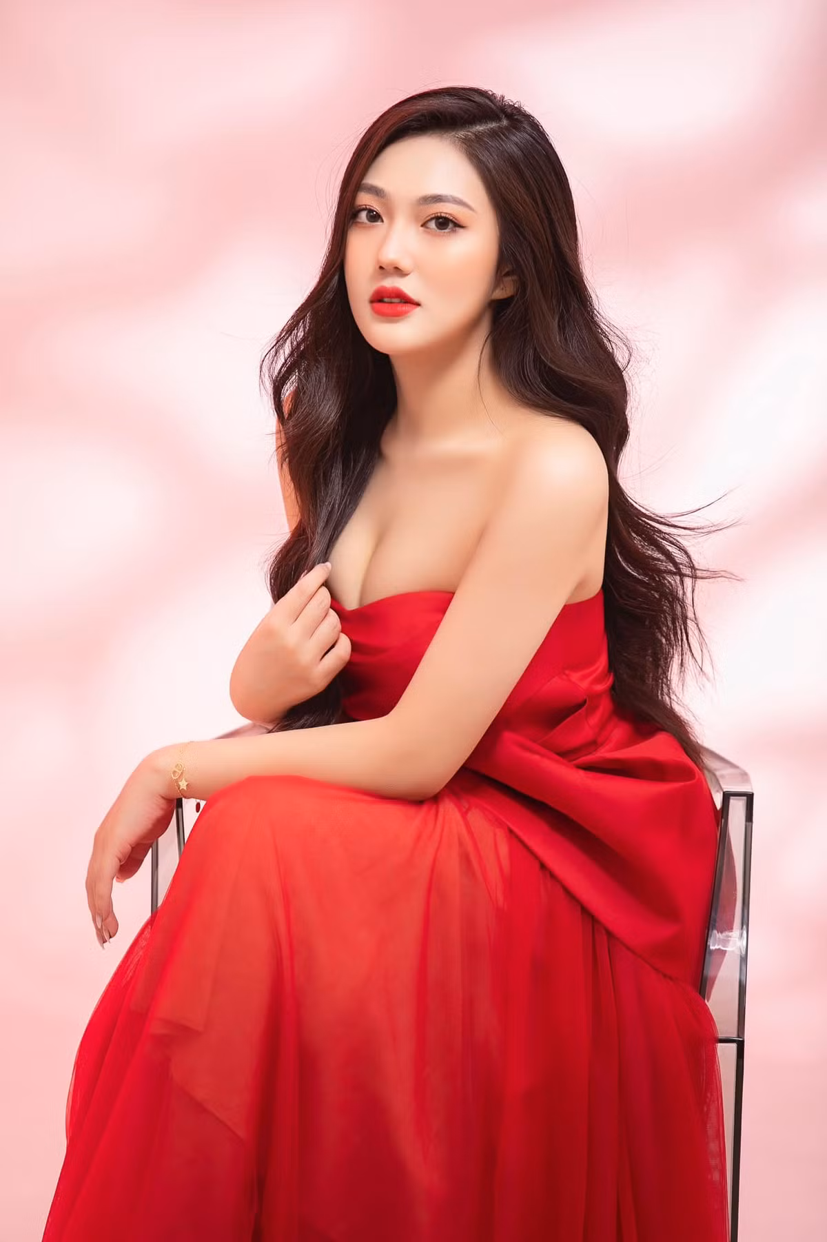 Mới đây hot girl Triệu Vy gây chú ý khi đăng tải một số hình ảnh khoe vóc dáng gợi cảm với chiếc đầm dạ hội màu đỏ.