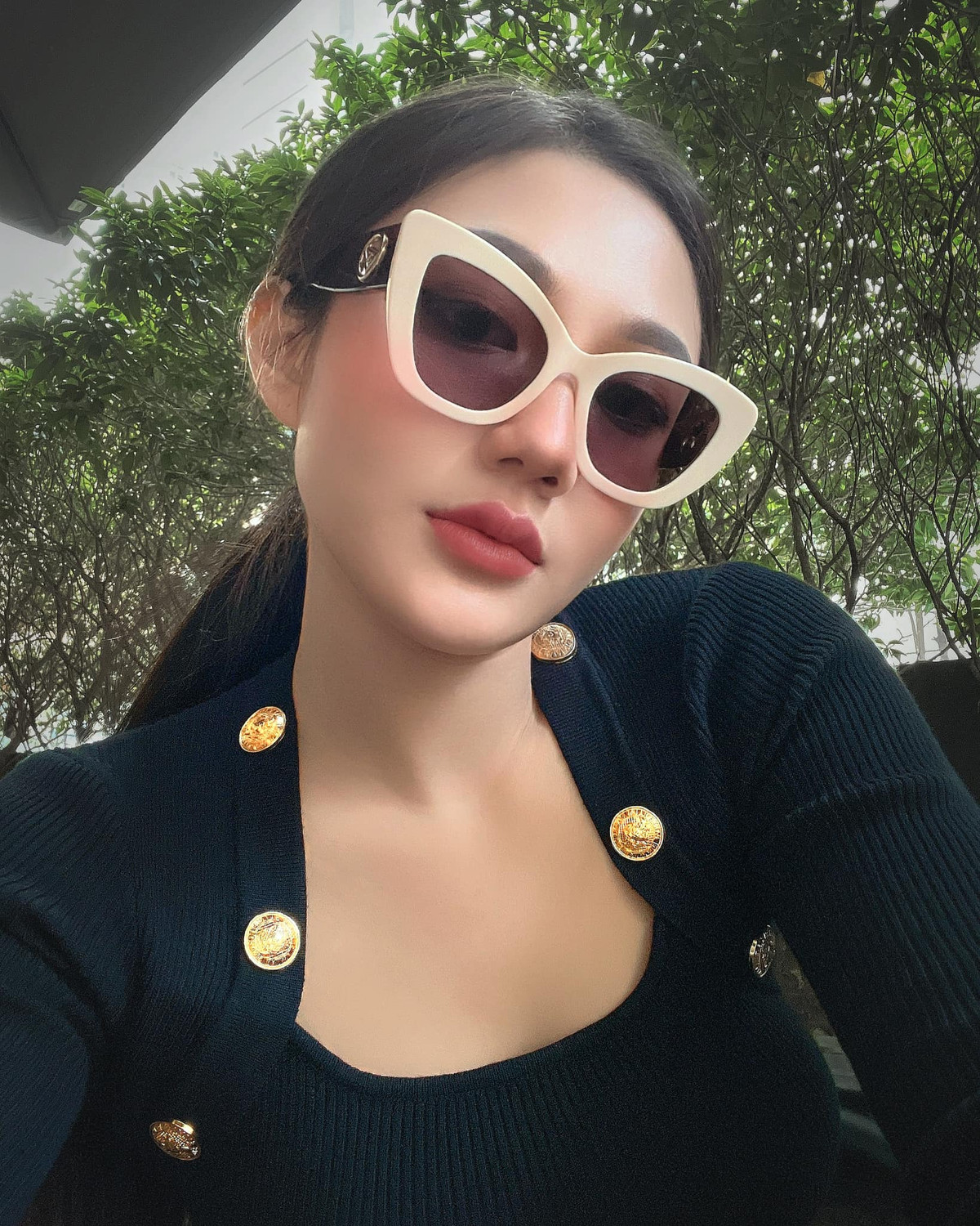 Chia sẻ về nguồn gốc cái tên của mình, Triệu Vy cho biết vì mẹ cô rất thích bộ phim Hoàn Châu Cách Cách nên đã đặt tên con ġái theo tên của thần tượng trong phim.