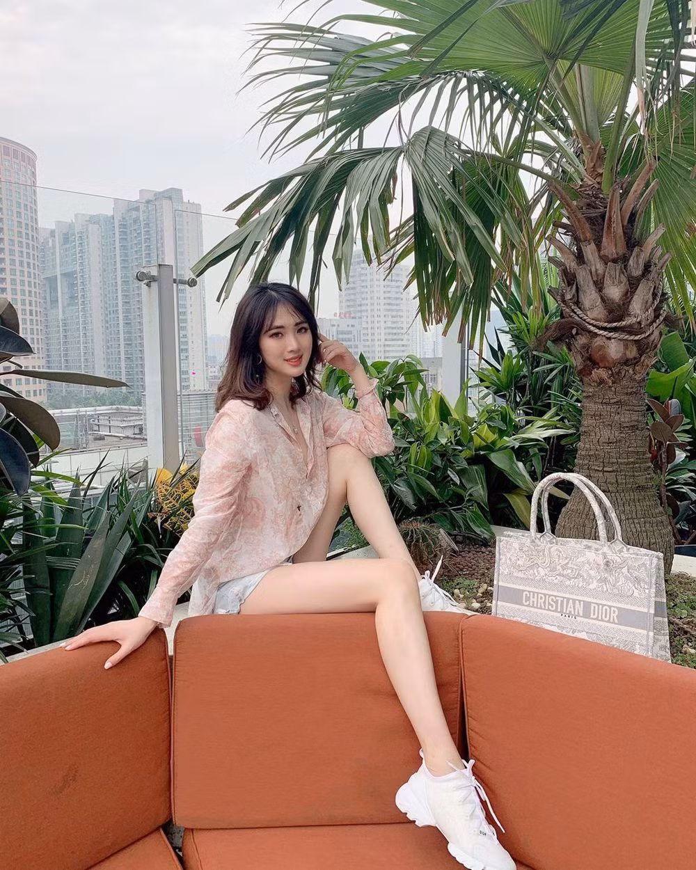 So với những hình ảnh trước đây thì hiện tại gương mặt cô có khá nhiều thay đổi, thanh thoát và ngũ quan hài hòa hơn rất nhiều.