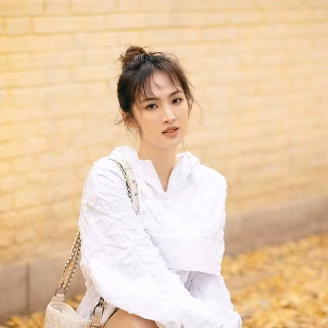 Annabel Yao, tên tiếng Trung là Diêu An Na, sinh năm 1998 được biết đến là ái nữ của người sáng lập tập đoàn đa quốc gia Huawei, Nhậm Chính Phi.