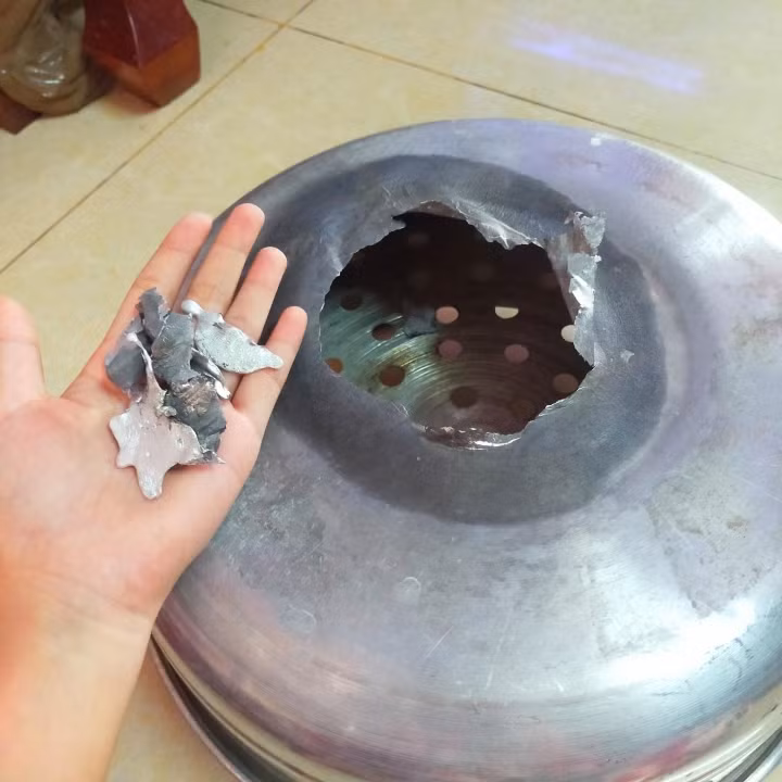 Không vào bếp thì thôi, một khi đã trổ tài thì phải có ít nhất một chiếc nồi... ra đi.